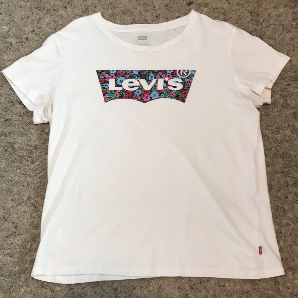 White Levi’s shirt. Size M.